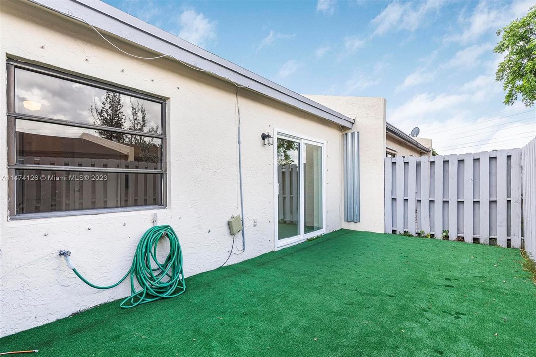 Recently Sold: $330,000 (2 beds, 1 baths, 927 Square Feet)