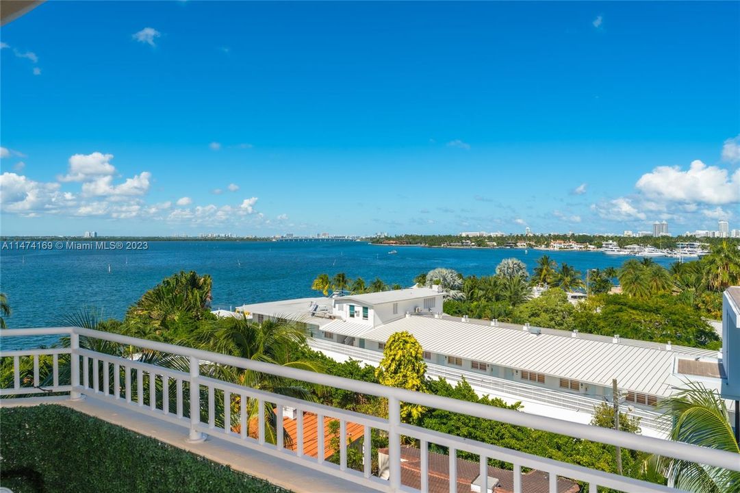 Недавно продано: $1,195,000 (2 спален, 2 ванн, 1520 Квадратных фут)