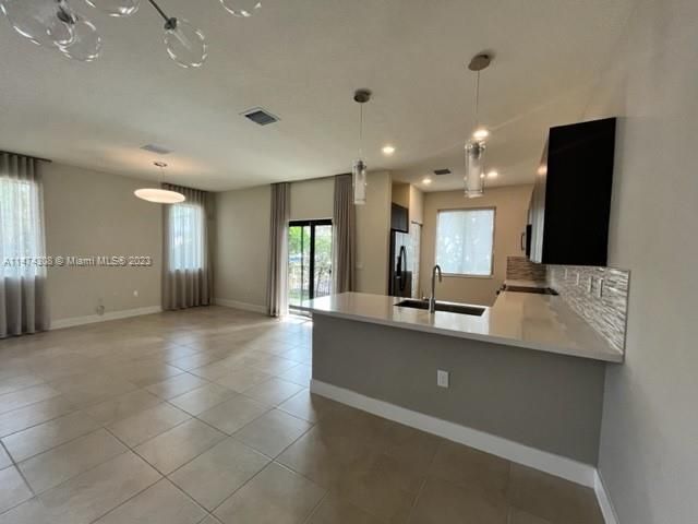 Recently Rented: $4,500 (3 beds, 3 baths, 1894 Square Feet)