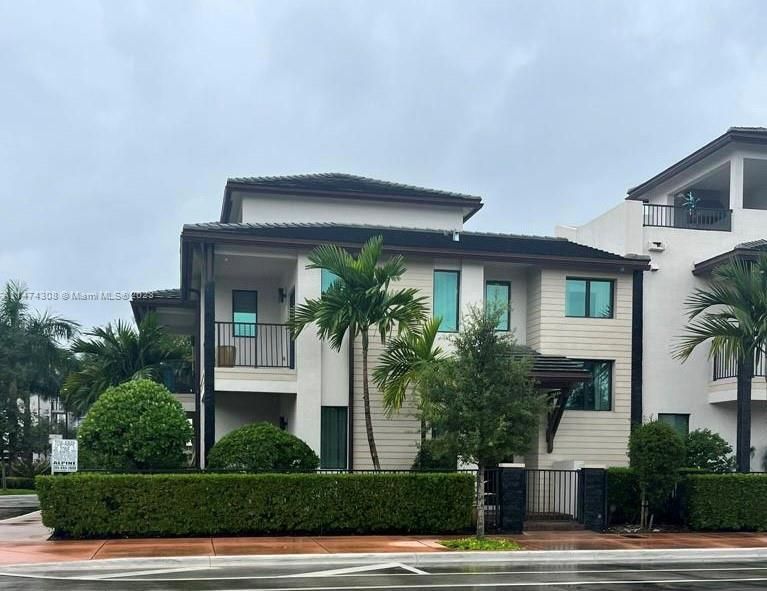 Recently Rented: $4,500 (3 beds, 3 baths, 1894 Square Feet)