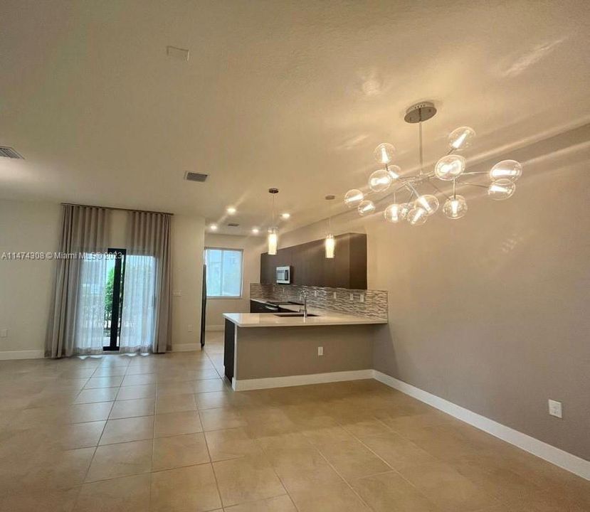 Recently Rented: $4,500 (3 beds, 3 baths, 1894 Square Feet)