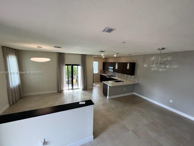 Recently Rented: $4,500 (3 beds, 3 baths, 1894 Square Feet)