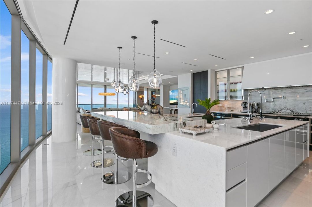 Recently Sold: $13,750,000 (5 beds, 7 baths, 5222 Square Feet)