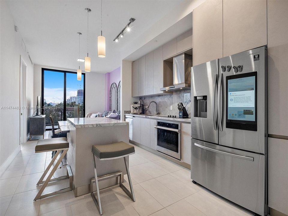 For Sale: $795,000 (1 beds, 1 baths, 738 Square Feet)