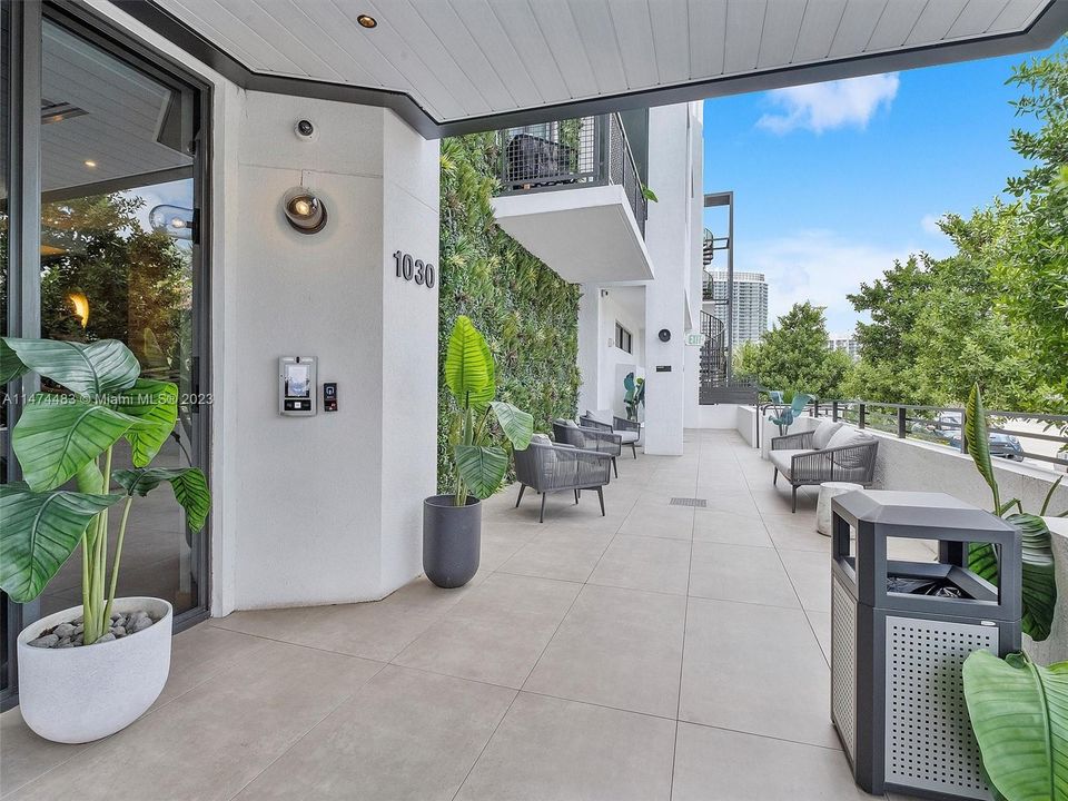 For Sale: $795,000 (1 beds, 1 baths, 738 Square Feet)