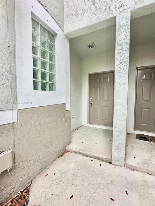 Active With Contract: $2,900 (2 beds, 2 baths, 1294 Square Feet)