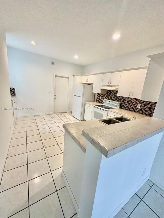 Active With Contract: $2,900 (2 beds, 2 baths, 1294 Square Feet)