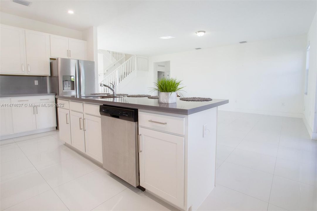 Recently Sold: $1,049,000 (5 beds, 4 baths, 3487 Square Feet)