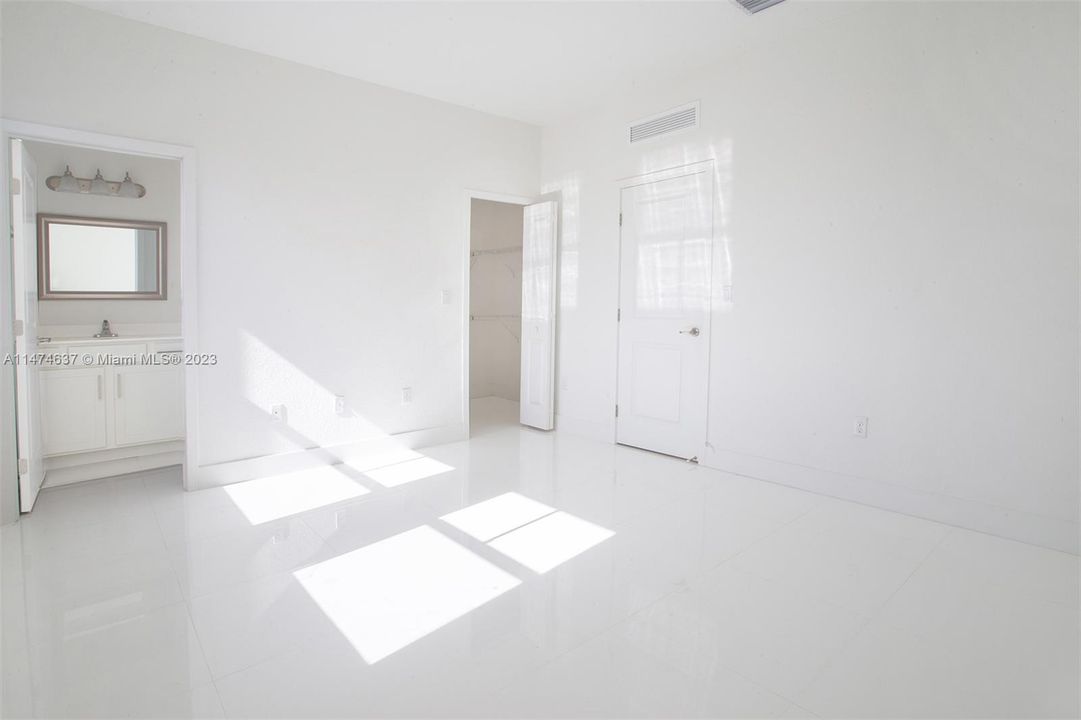 Recently Sold: $1,049,000 (5 beds, 4 baths, 3487 Square Feet)