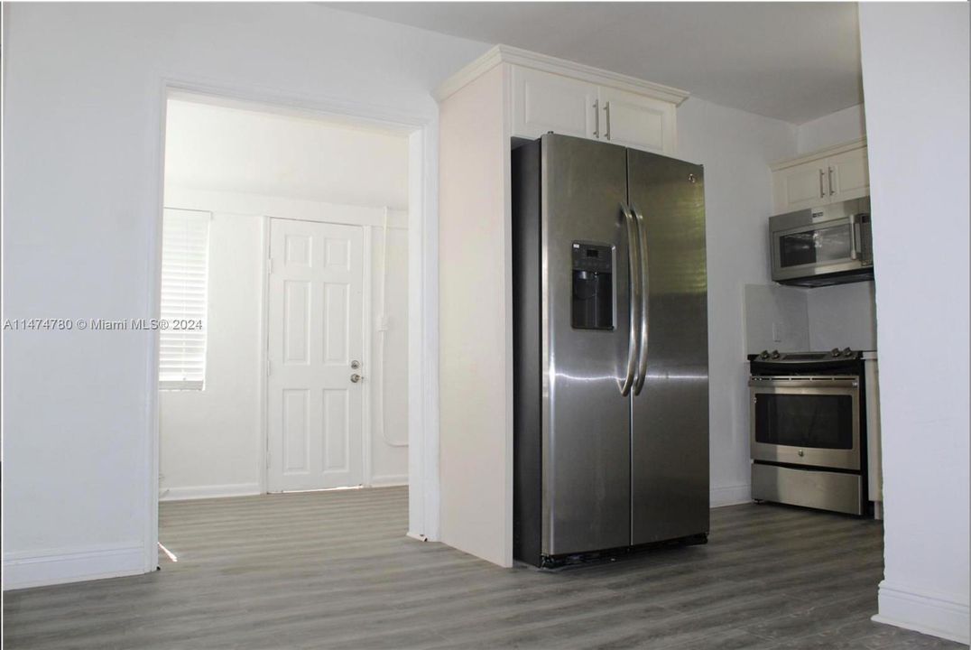 For Sale: $670,000 (2 beds, 1 baths, 916 Square Feet)