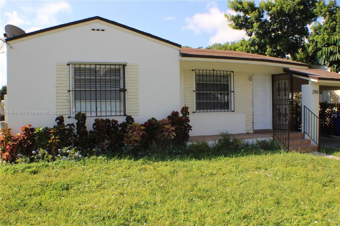 最近售出: $670,000 (2 贝兹, 1 浴室, 916 平方英尺)