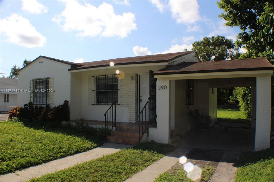 最近售出: $670,000 (2 贝兹, 1 浴室, 916 平方英尺)