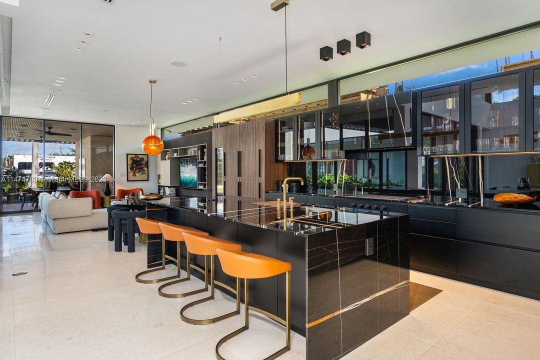 最近售出: $10,000,000 (6 贝兹, 6 浴室, 5198 平方英尺)