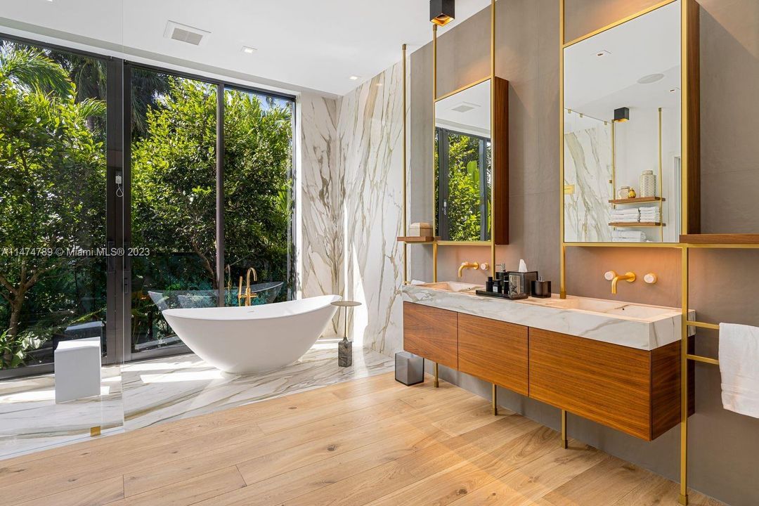 最近售出: $10,000,000 (6 贝兹, 6 浴室, 5198 平方英尺)