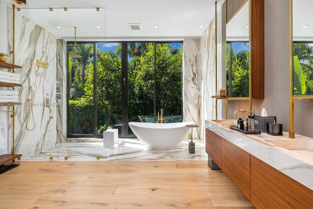 最近售出: $10,000,000 (6 贝兹, 6 浴室, 5198 平方英尺)