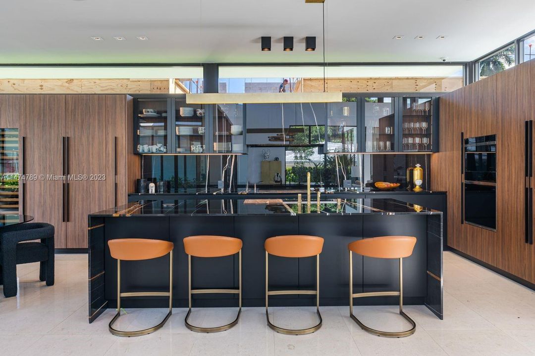 最近售出: $10,000,000 (6 贝兹, 6 浴室, 5198 平方英尺)