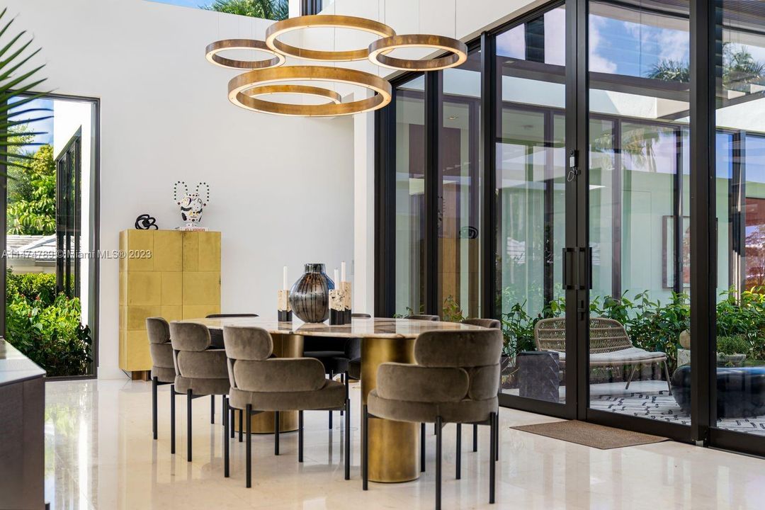 最近售出: $10,000,000 (6 贝兹, 6 浴室, 5198 平方英尺)