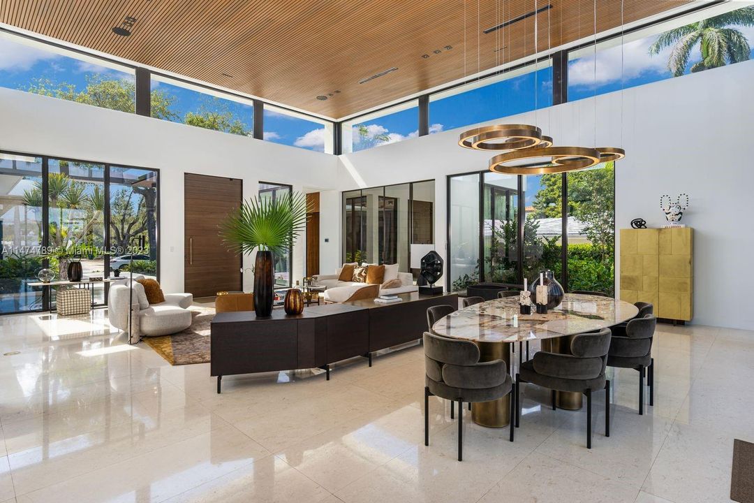 最近售出: $10,000,000 (6 贝兹, 6 浴室, 5198 平方英尺)