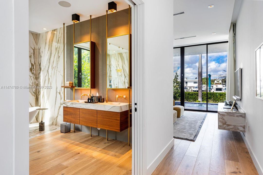 最近售出: $10,000,000 (6 贝兹, 6 浴室, 5198 平方英尺)