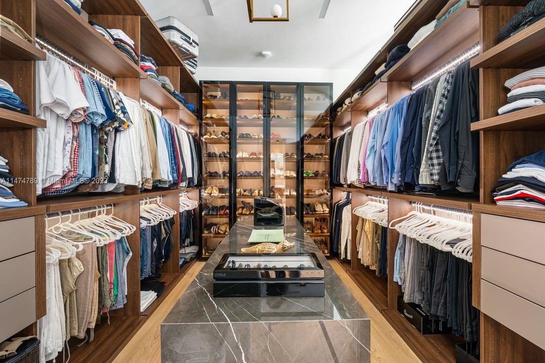 最近售出: $10,000,000 (6 贝兹, 6 浴室, 5198 平方英尺)