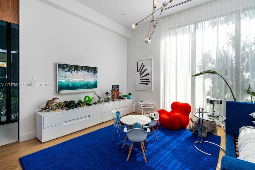 最近售出: $10,000,000 (6 贝兹, 6 浴室, 5198 平方英尺)