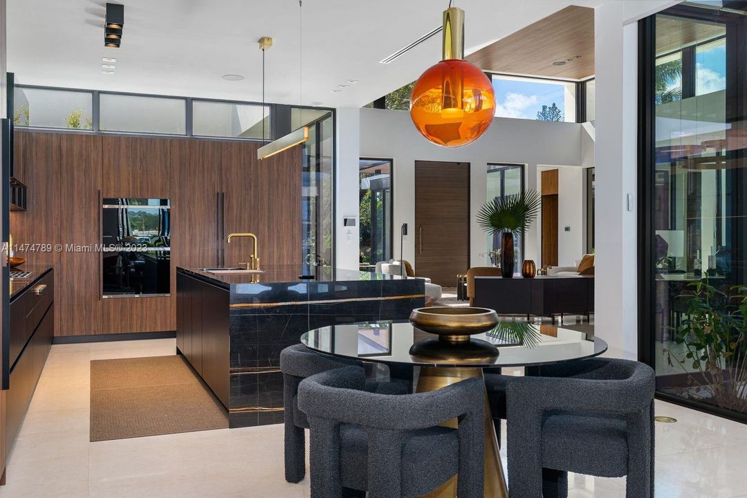 最近售出: $10,000,000 (6 贝兹, 6 浴室, 5198 平方英尺)