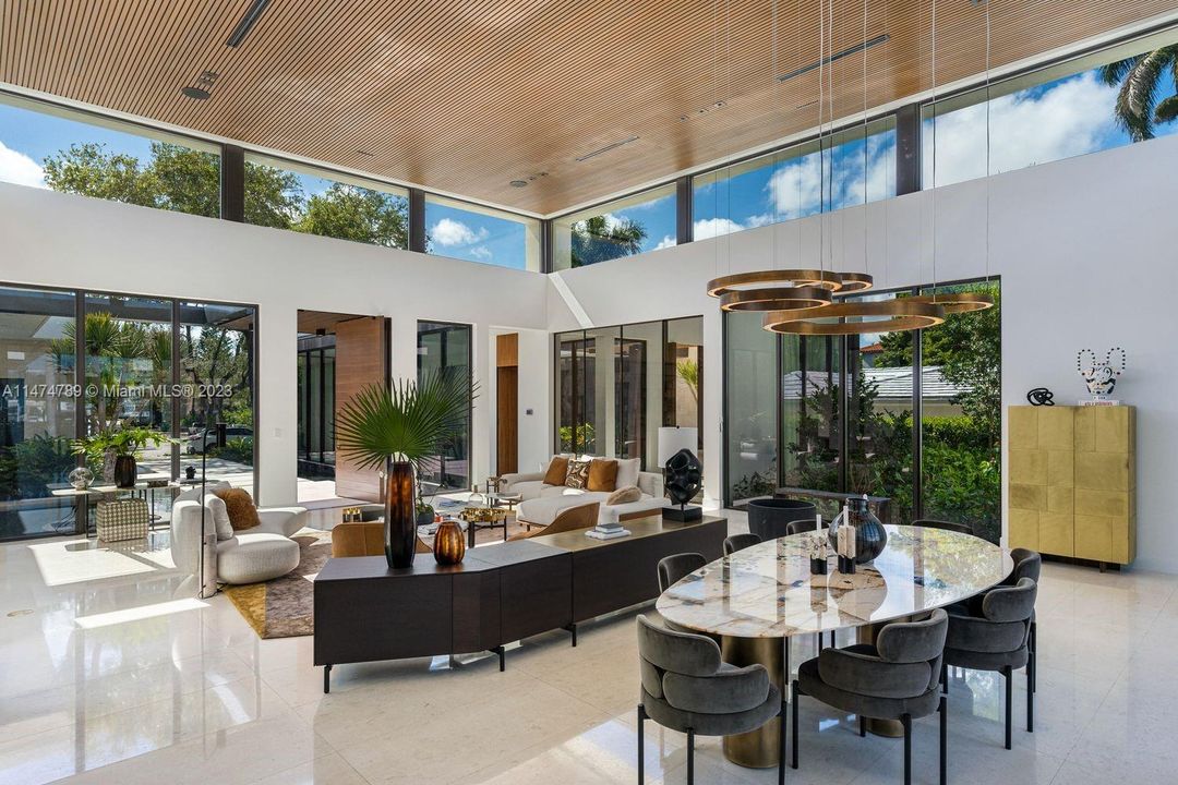 最近售出: $10,000,000 (6 贝兹, 6 浴室, 5198 平方英尺)