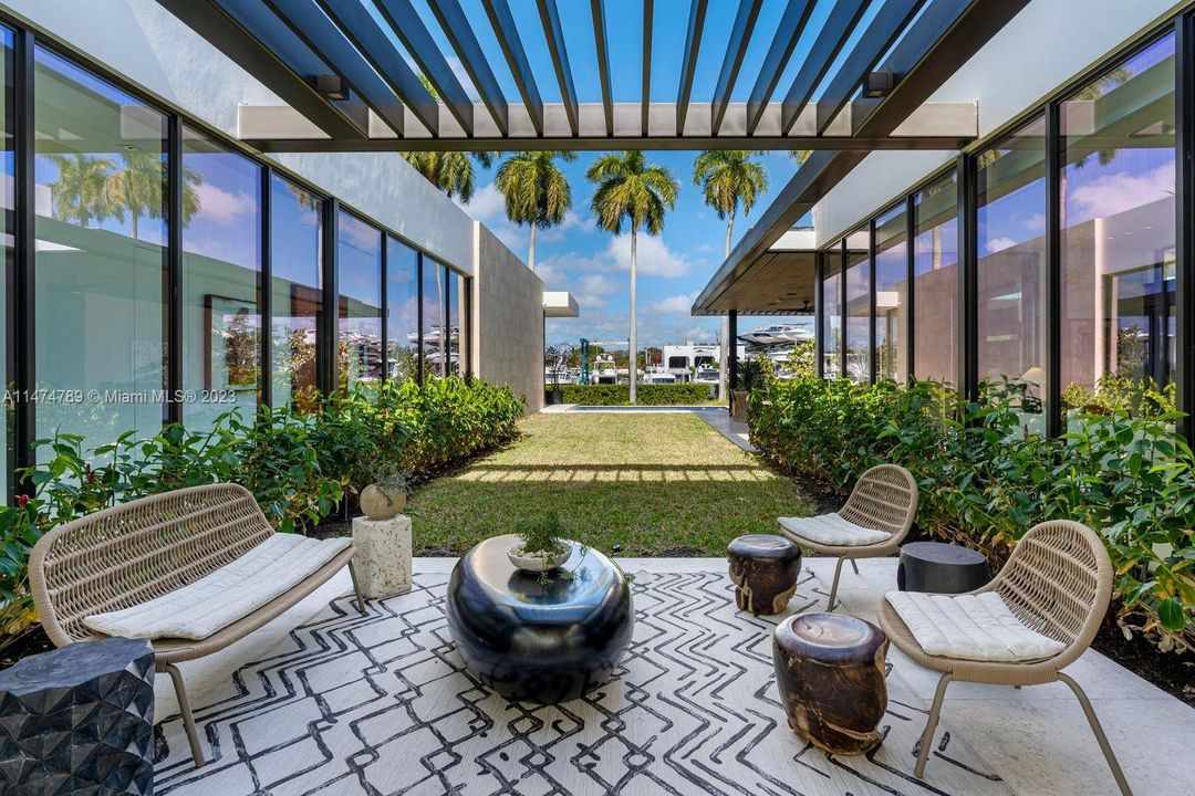 最近售出: $10,000,000 (6 贝兹, 6 浴室, 5198 平方英尺)