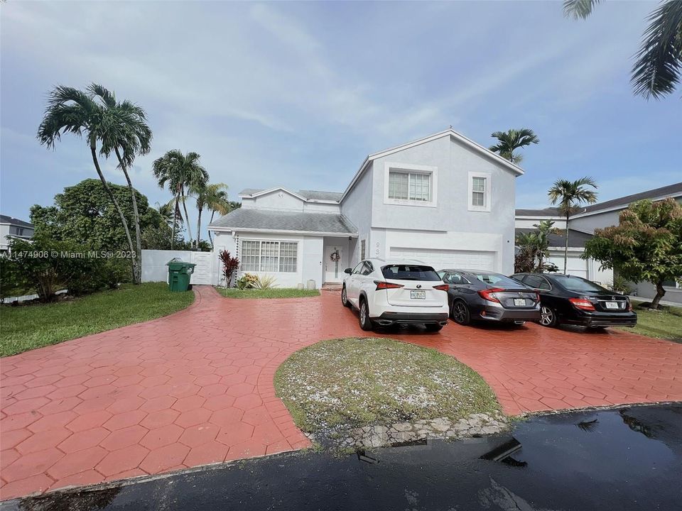Recently Sold: $729,000 (4 beds, 3 baths, 2604 Square Feet)