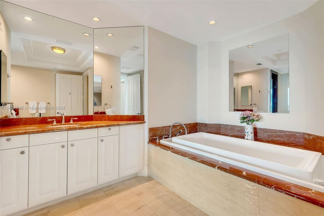 Recently Sold: $3,490,000 (2 beds, 3 baths, 2221 Square Feet)