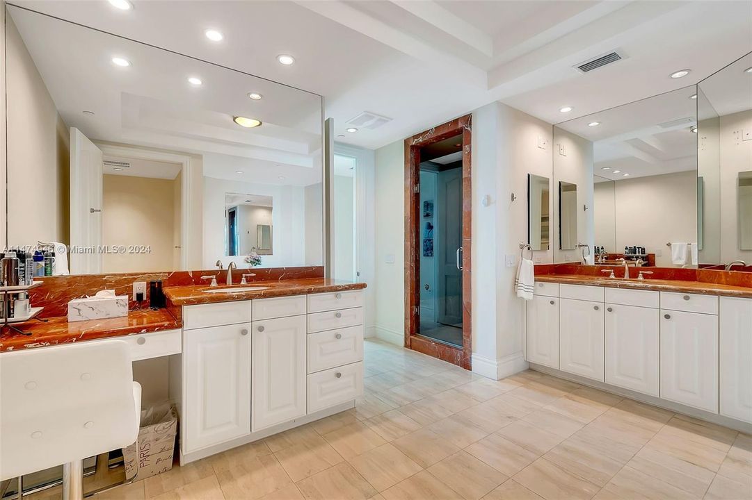 Recently Sold: $3,490,000 (2 beds, 3 baths, 2221 Square Feet)