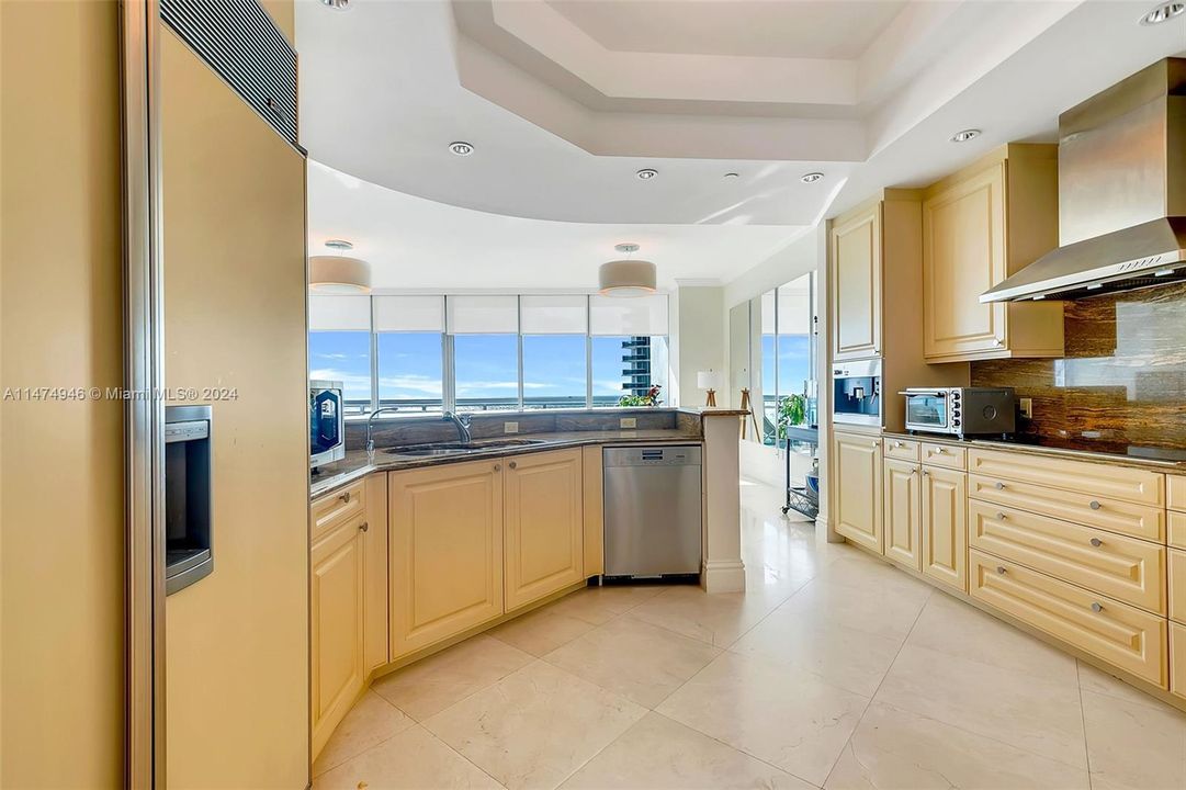 Recently Sold: $3,490,000 (2 beds, 3 baths, 2221 Square Feet)
