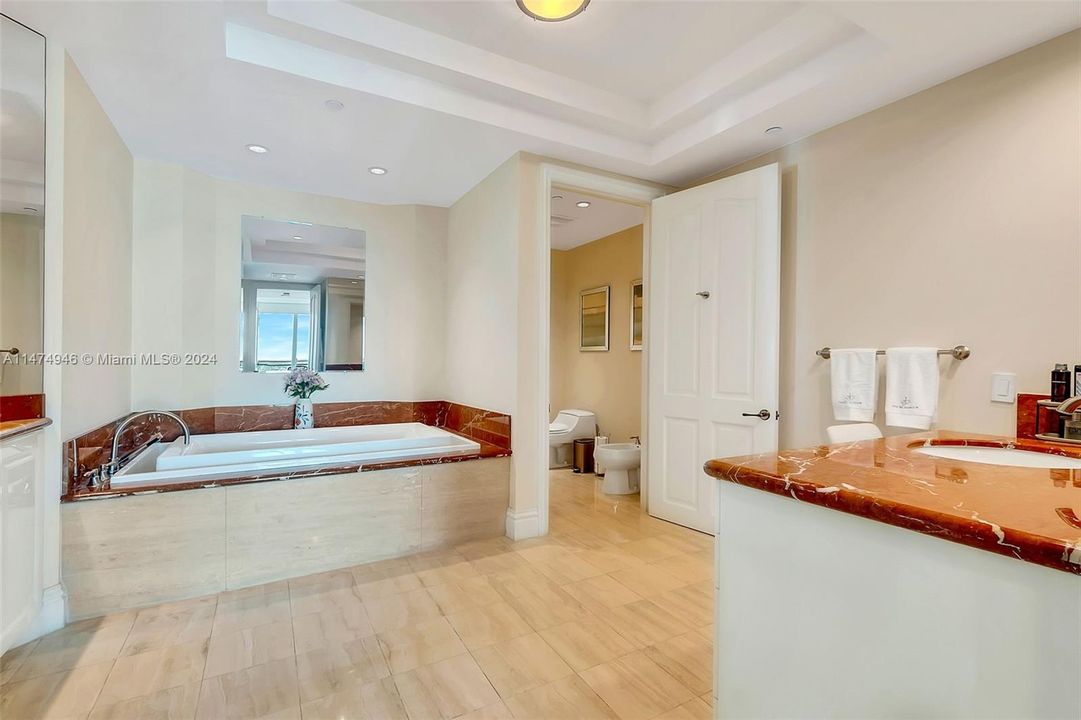 Recently Sold: $3,490,000 (2 beds, 3 baths, 2221 Square Feet)