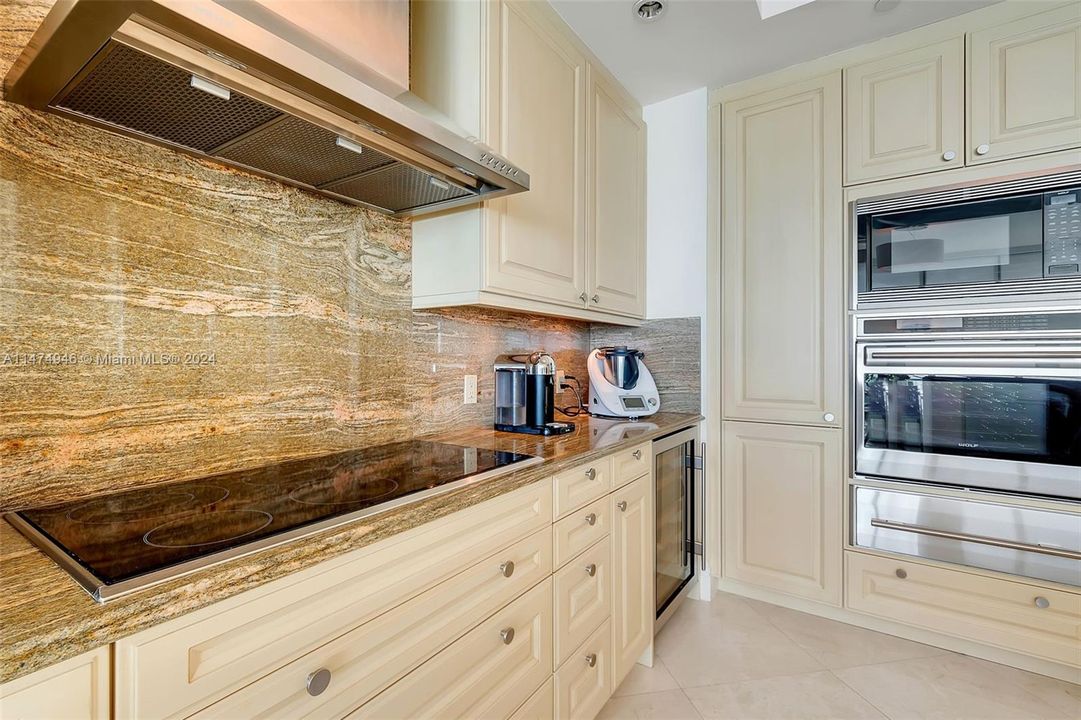 Recently Sold: $3,490,000 (2 beds, 3 baths, 2221 Square Feet)