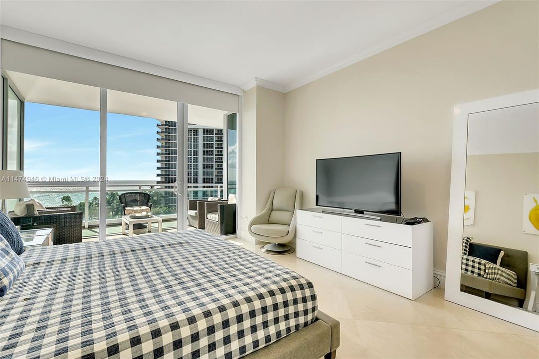 Recently Sold: $3,490,000 (2 beds, 3 baths, 2221 Square Feet)