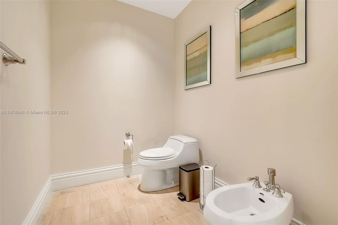 Recently Sold: $3,490,000 (2 beds, 3 baths, 2221 Square Feet)