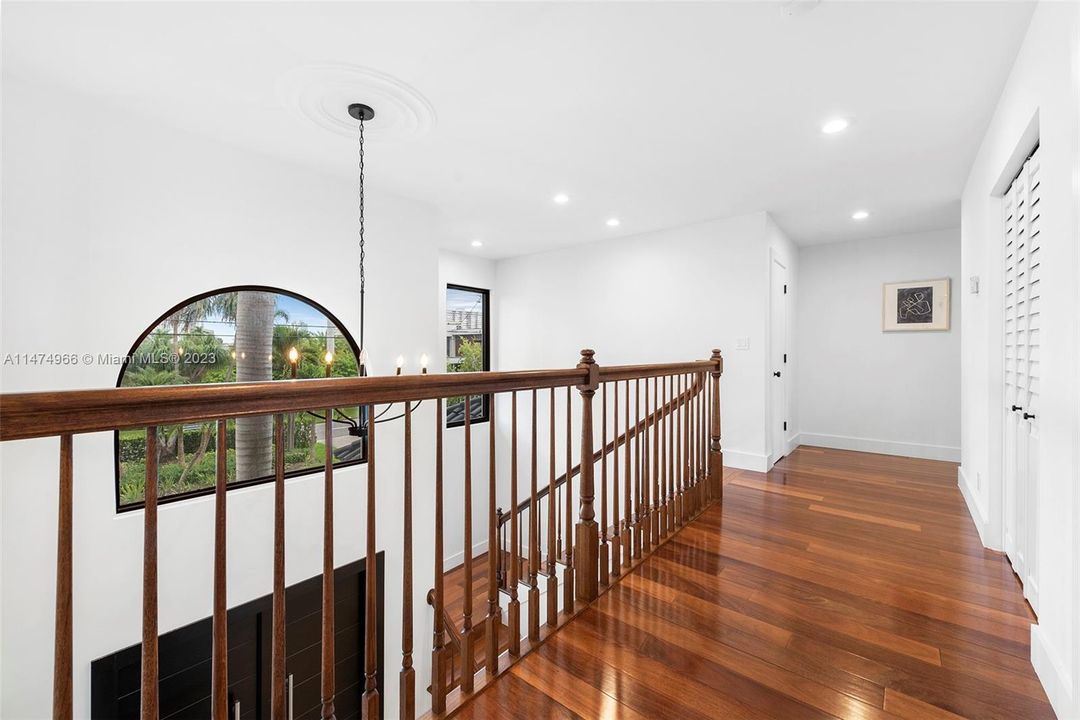 Recently Sold: $4,395,000 (5 beds, 5 baths, 3572 Square Feet)