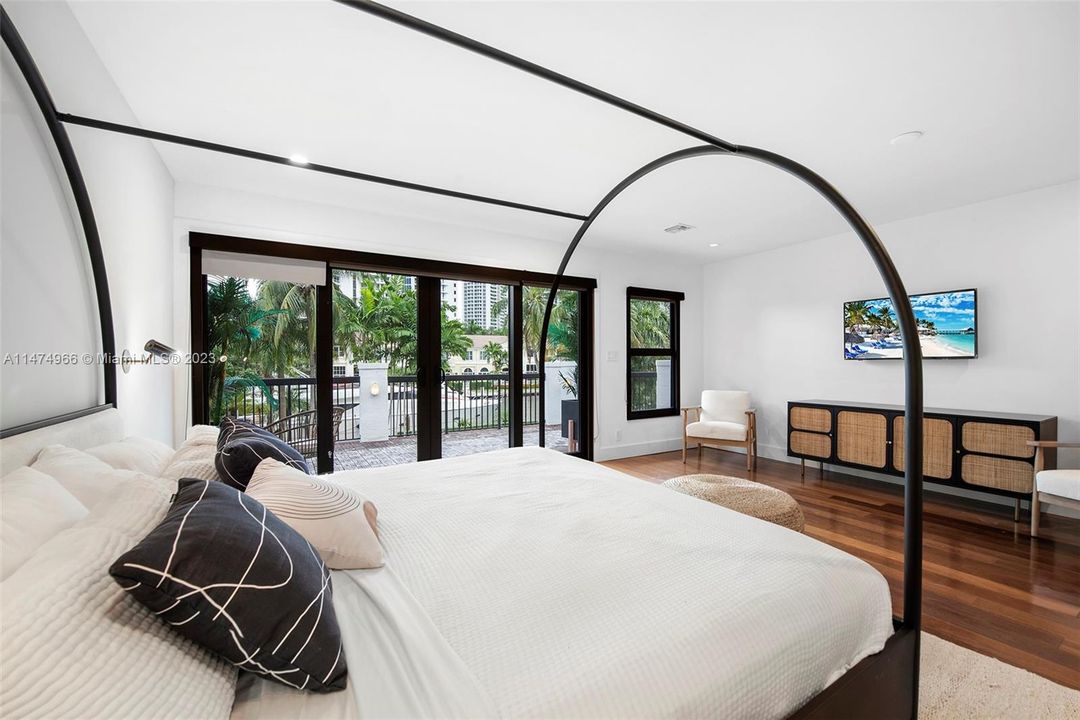 Recently Sold: $4,395,000 (5 beds, 5 baths, 3572 Square Feet)