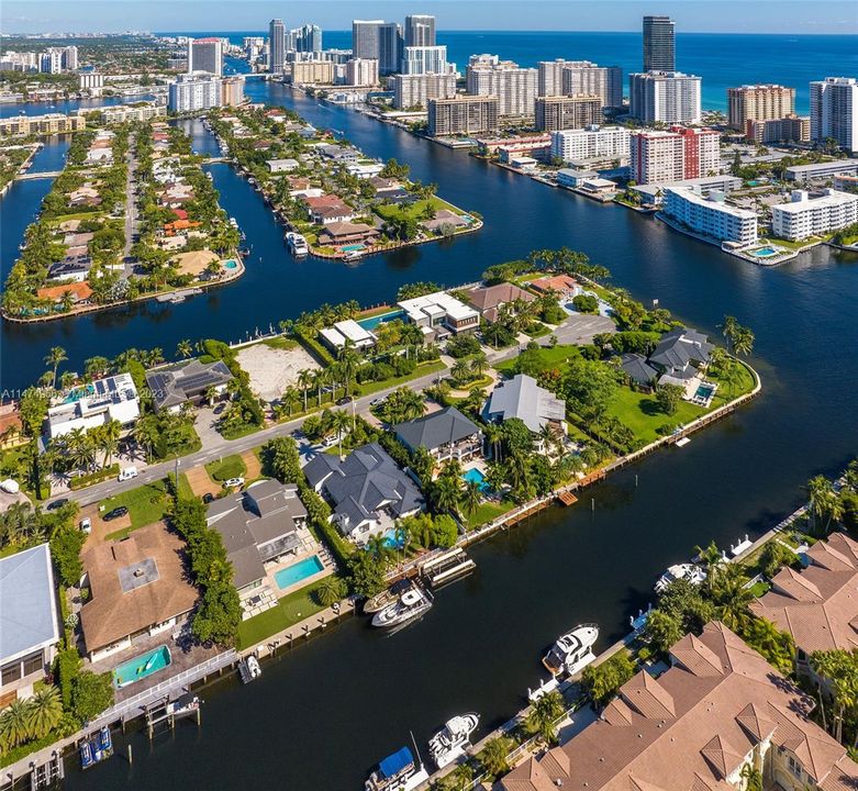 Recently Sold: $4,395,000 (5 beds, 5 baths, 3572 Square Feet)