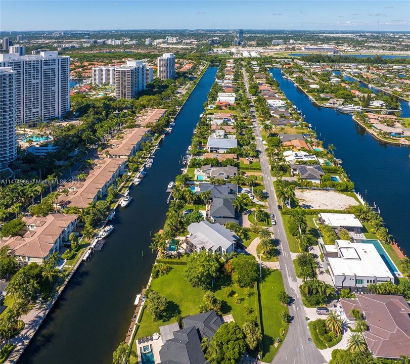 Recently Sold: $4,395,000 (5 beds, 5 baths, 3572 Square Feet)