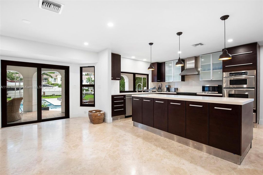 Recently Sold: $4,395,000 (5 beds, 5 baths, 3572 Square Feet)