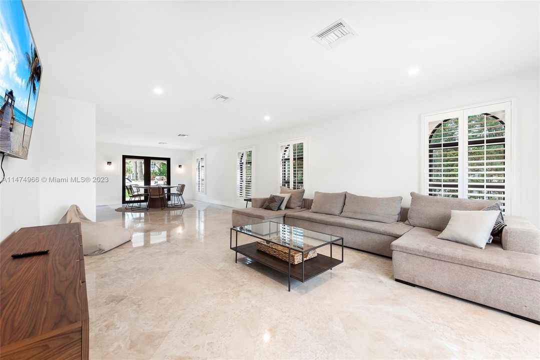 Recently Sold: $4,395,000 (5 beds, 5 baths, 3572 Square Feet)