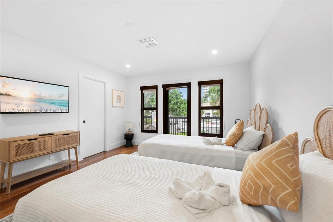 Recently Sold: $4,395,000 (5 beds, 5 baths, 3572 Square Feet)