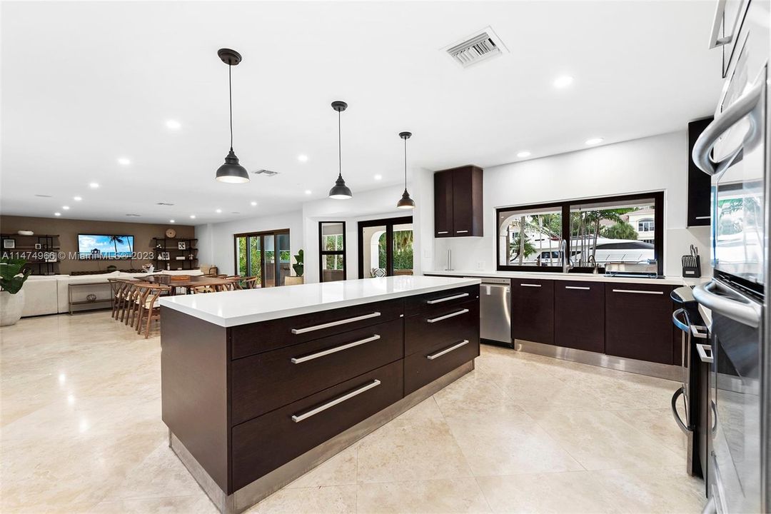 Recently Sold: $4,395,000 (5 beds, 5 baths, 3572 Square Feet)