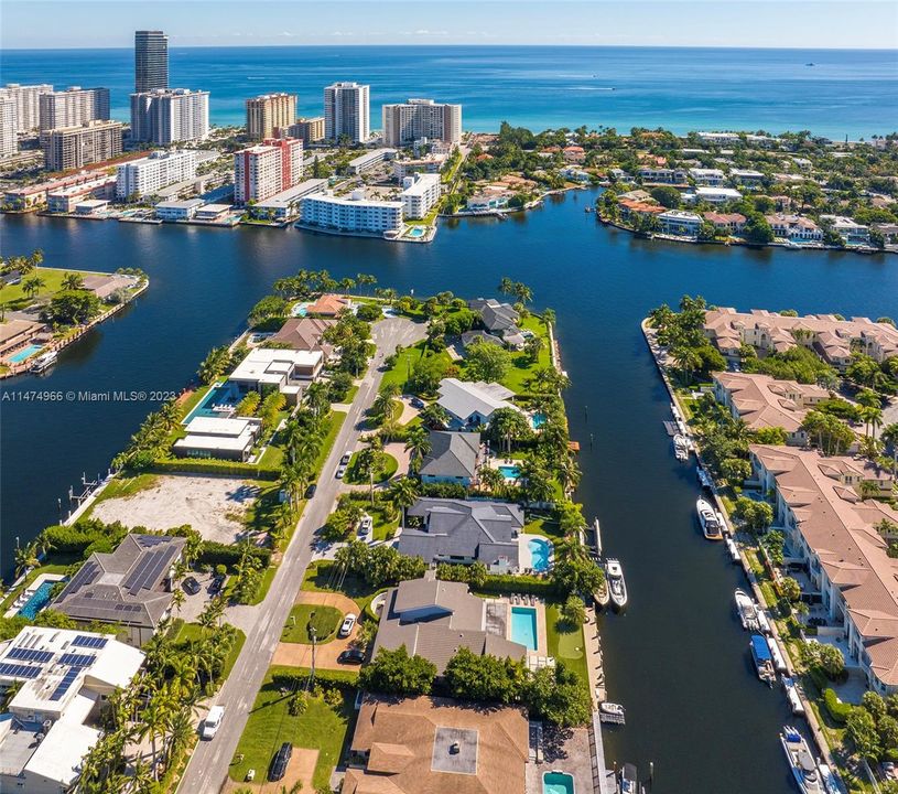 Recently Sold: $4,395,000 (5 beds, 5 baths, 3572 Square Feet)