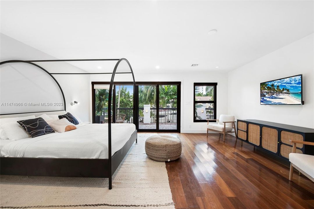 Recently Sold: $4,395,000 (5 beds, 5 baths, 3572 Square Feet)