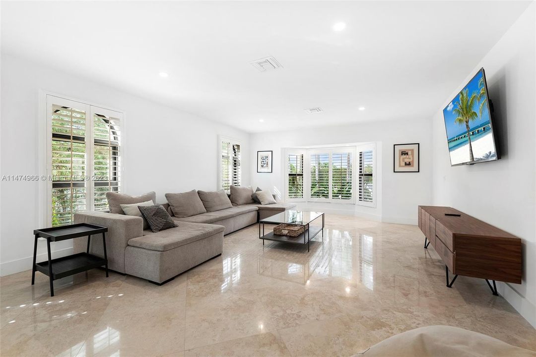 Recently Sold: $4,395,000 (5 beds, 5 baths, 3572 Square Feet)