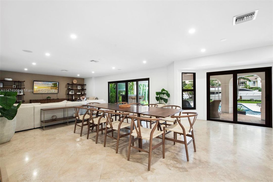Recently Sold: $4,395,000 (5 beds, 5 baths, 3572 Square Feet)