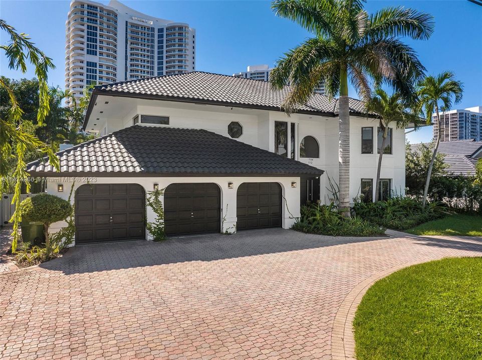 Recently Sold: $4,395,000 (5 beds, 5 baths, 3572 Square Feet)