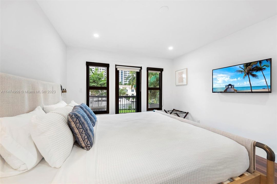 Recently Sold: $4,395,000 (5 beds, 5 baths, 3572 Square Feet)